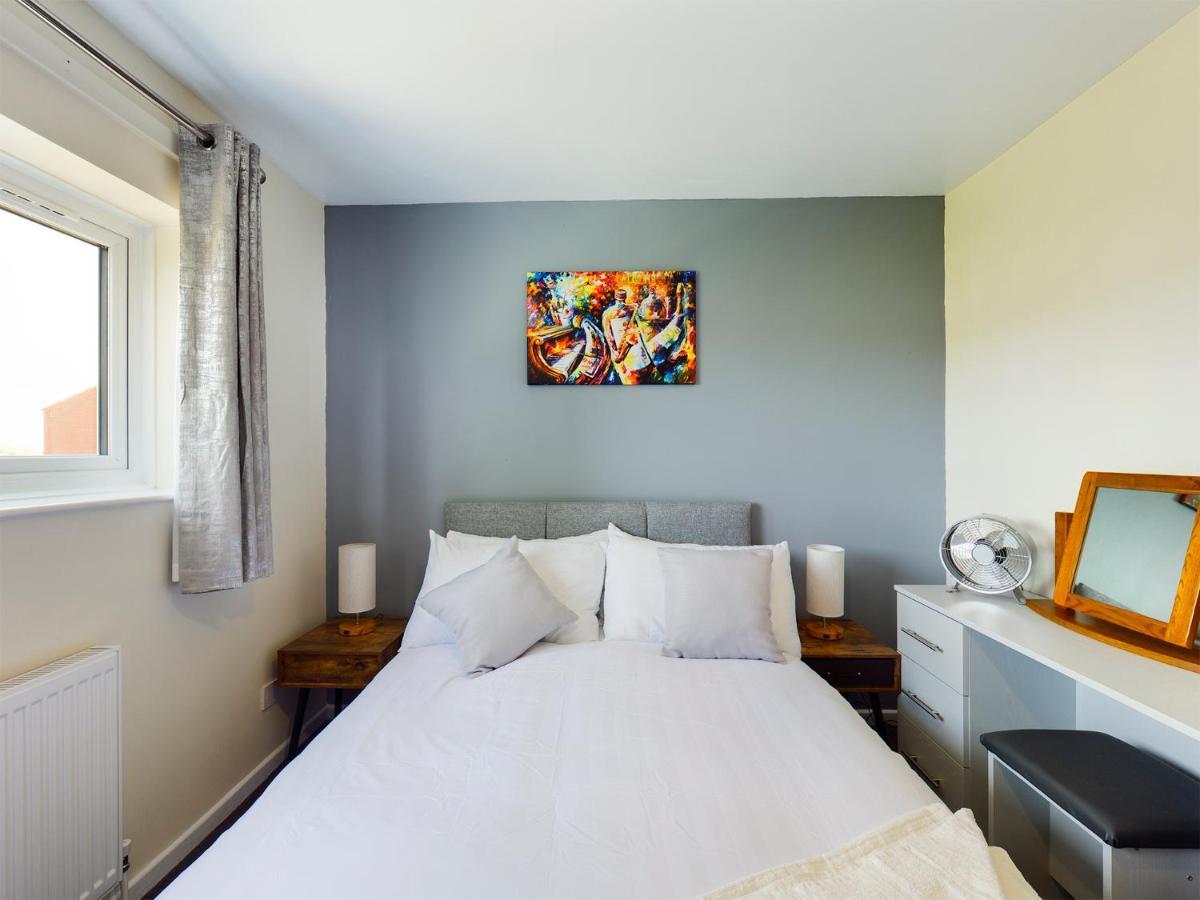 247 Serviced Accommodation In Telford- 3Br House Buitenkant foto